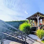 Haus Dirol شقة